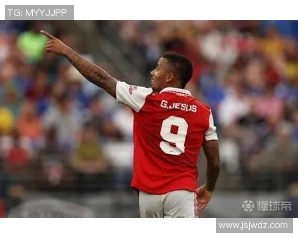 亨利背影与足球明星女性的精彩瞬间展现足球世界的魅力与风采